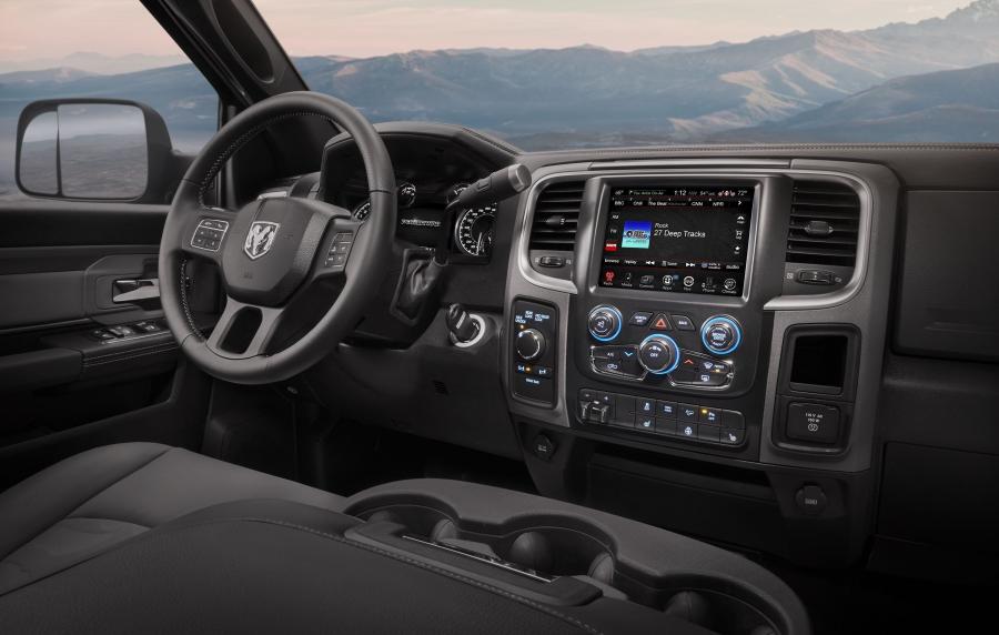 Интерьер Dodge Ram 2500 Power Wagon Crew Cab 2017 года  (фото 3 из 30)